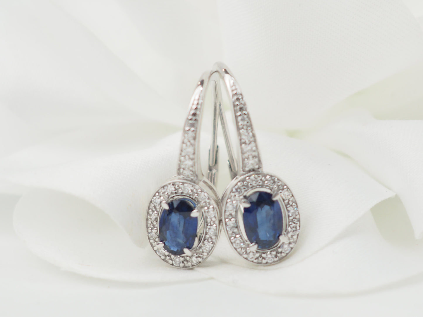 Boucles d'oreilles dormeuses en or blanc, saphir et diamants