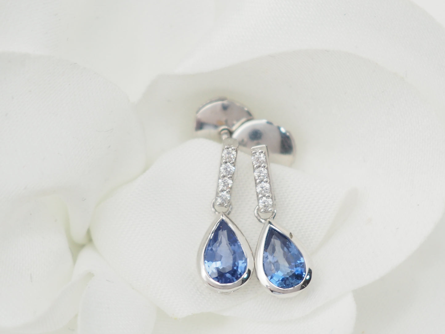Pendants d'oreilles en or blanc, saphirs et diamants