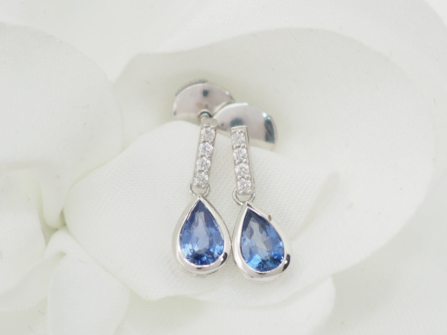 Pendants d'oreilles en or blanc, saphirs et diamants