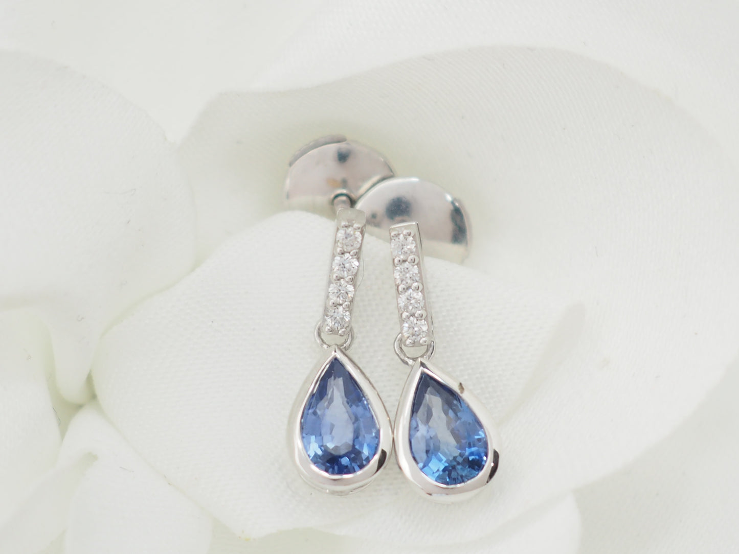 Pendants d'oreilles en or blanc, saphirs et diamants