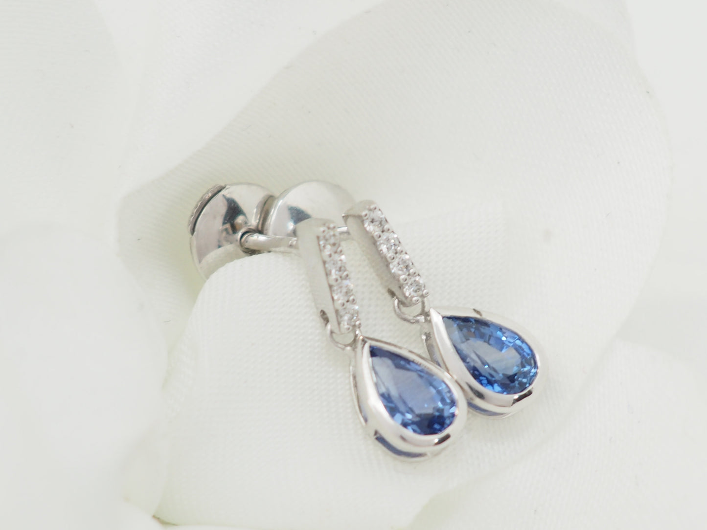 Pendants d'oreilles en or blanc, saphirs et diamants