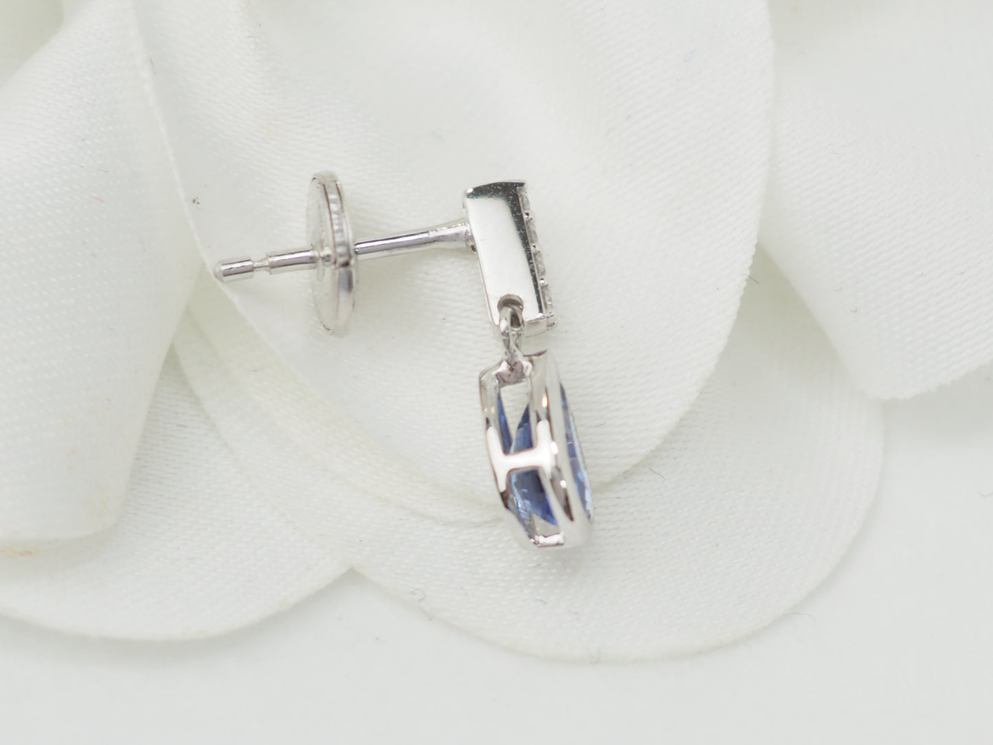 Pendants d'oreilles en or blanc, saphirs et diamants