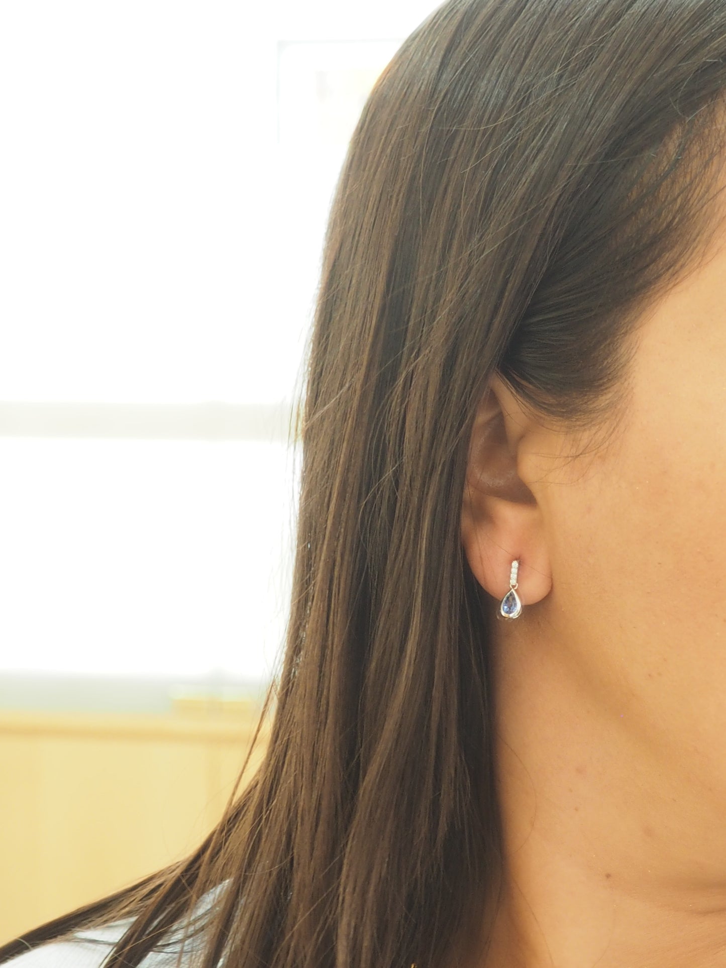 Pendants d'oreilles en or blanc, saphirs et diamants