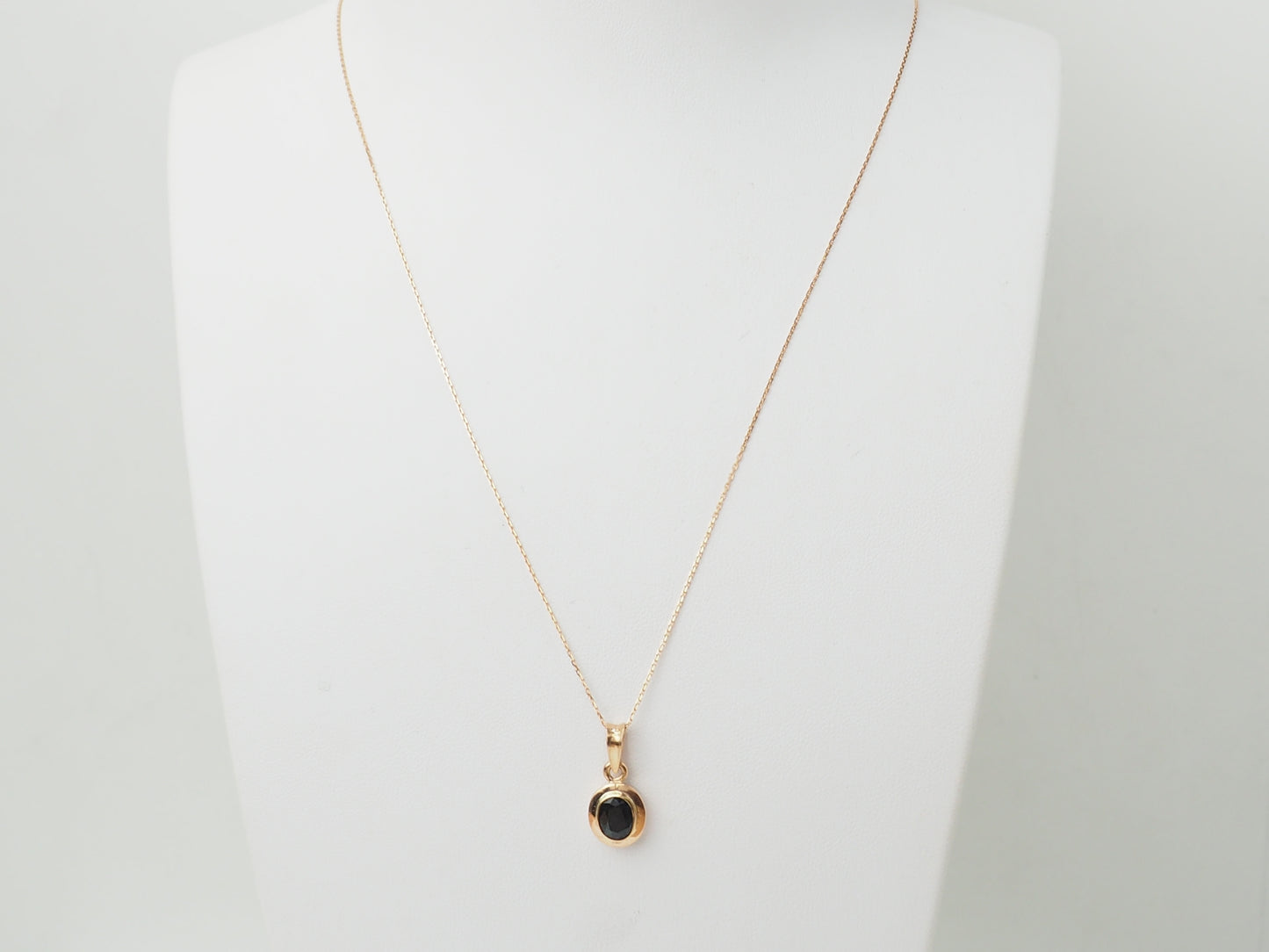 Collier pendentif en or rose et saphir