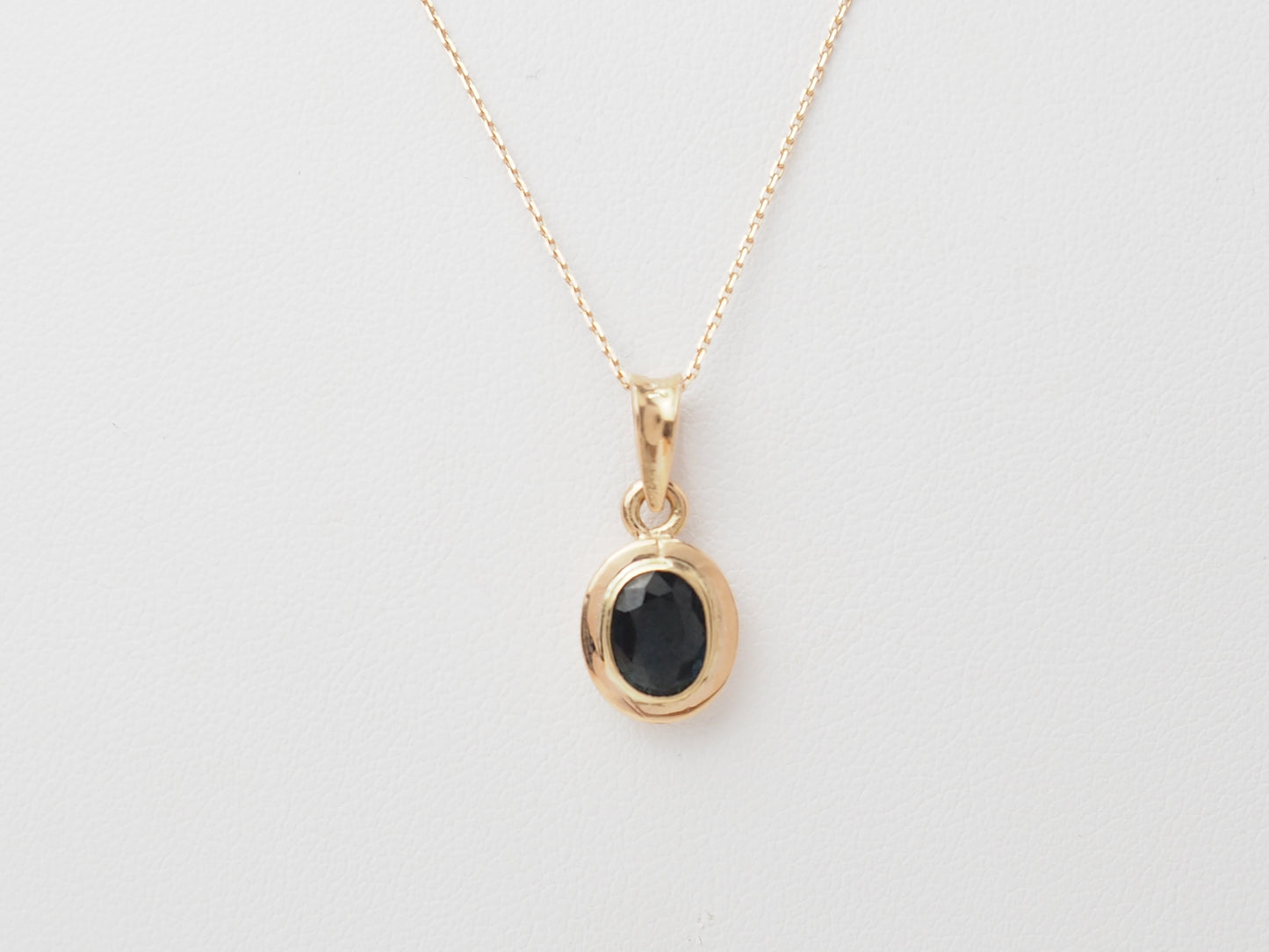 Collier pendentif en or rose et saphir