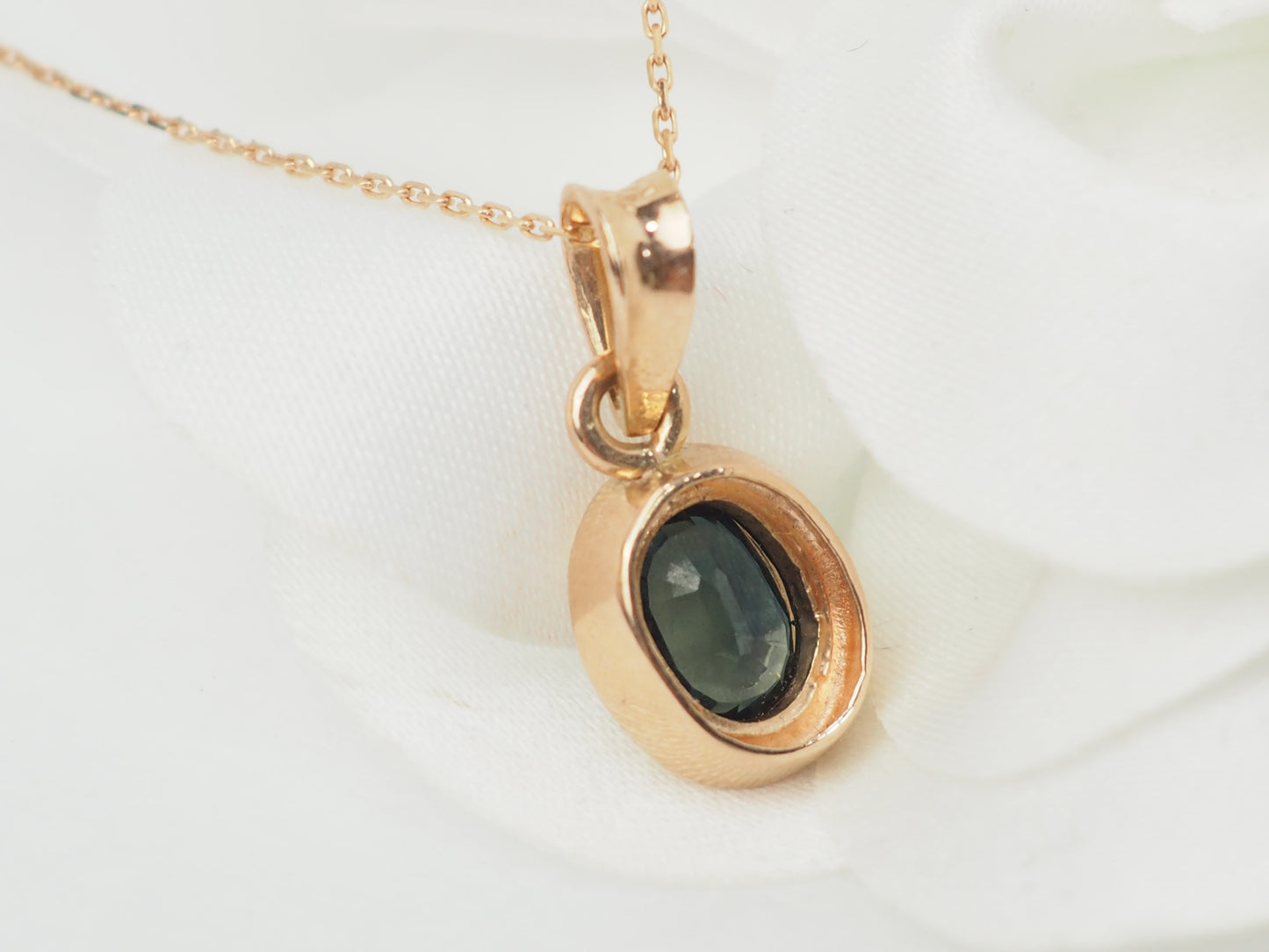 Collier pendentif en or rose et saphir