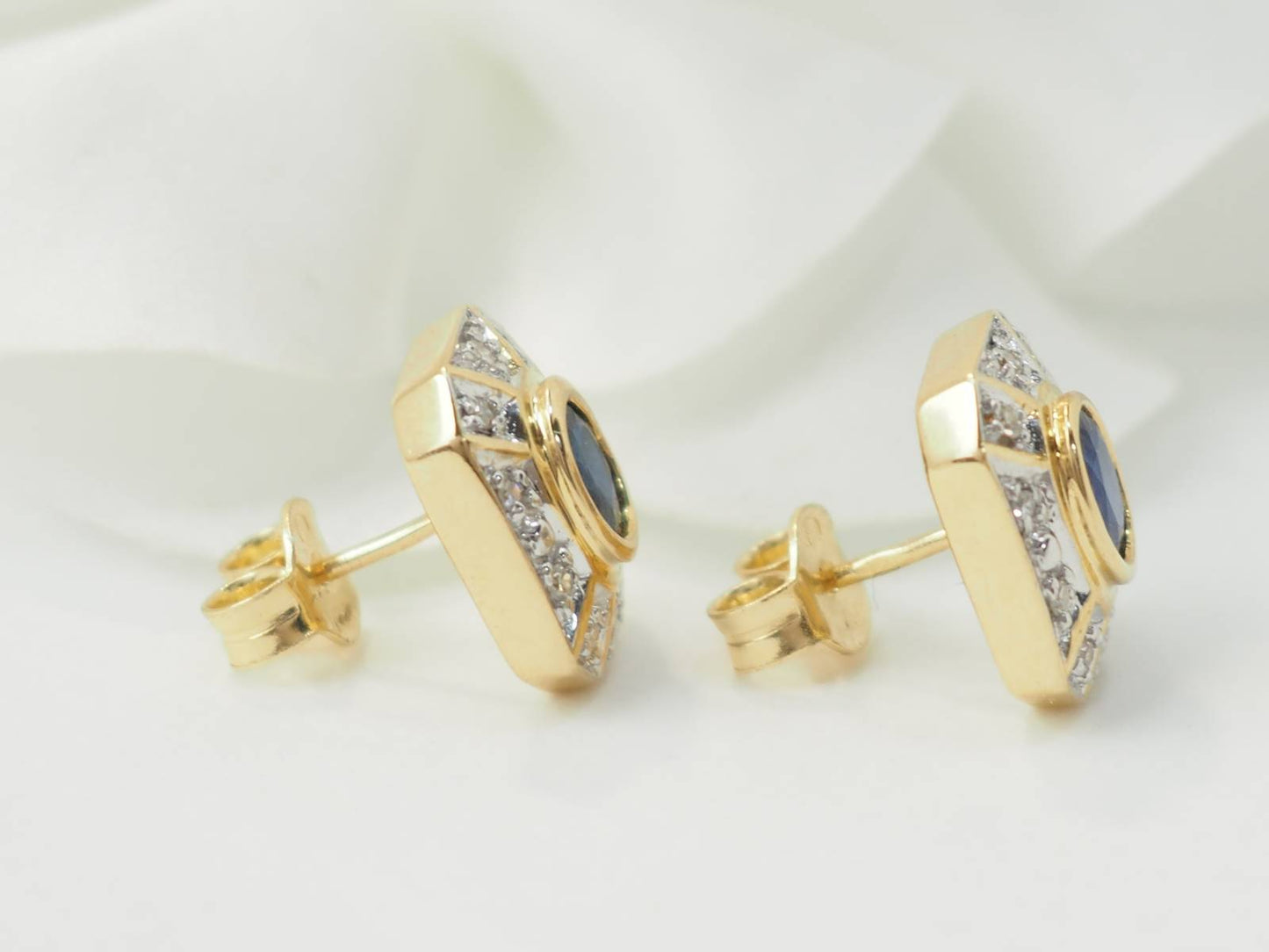 Boucles d'oreilles en or jaune, saphirs et diamants