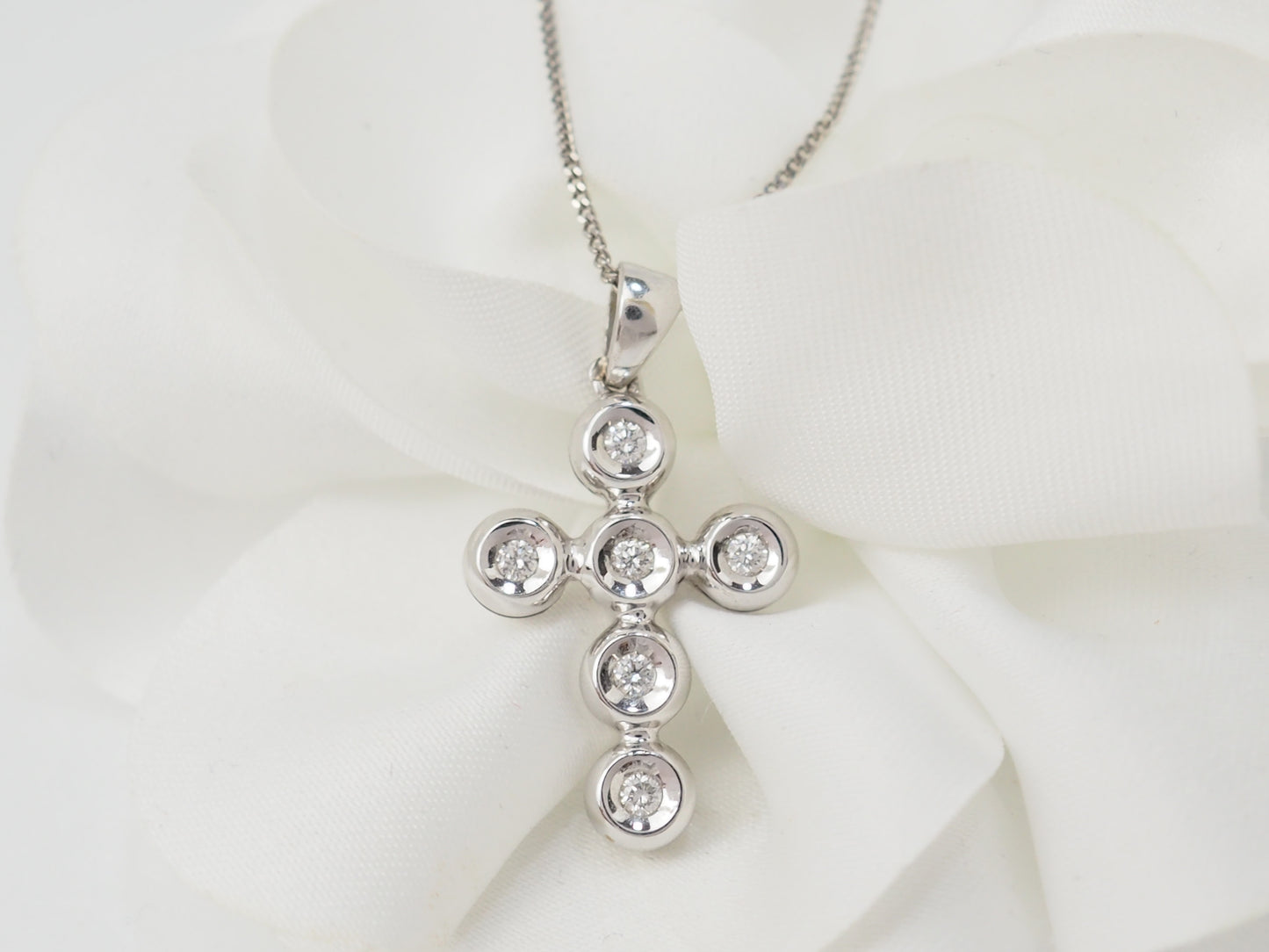 collier croix en or blanc et diamants