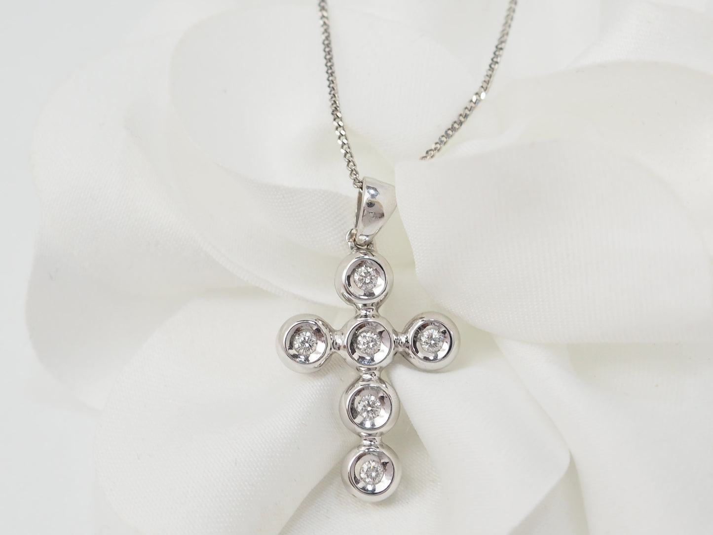 collier croix en or blanc et diamants
