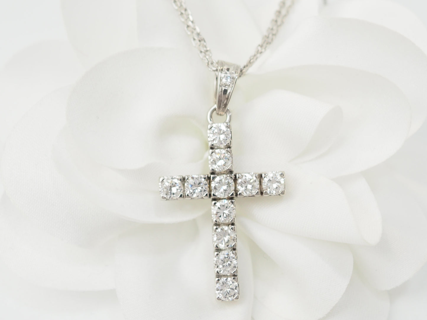 collier croix vintage en or blanc et diamants