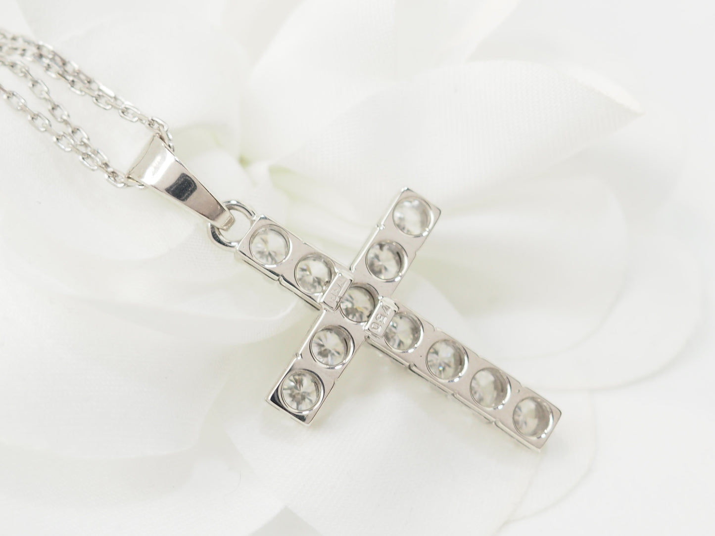 collier croix vintage en or blanc et diamants