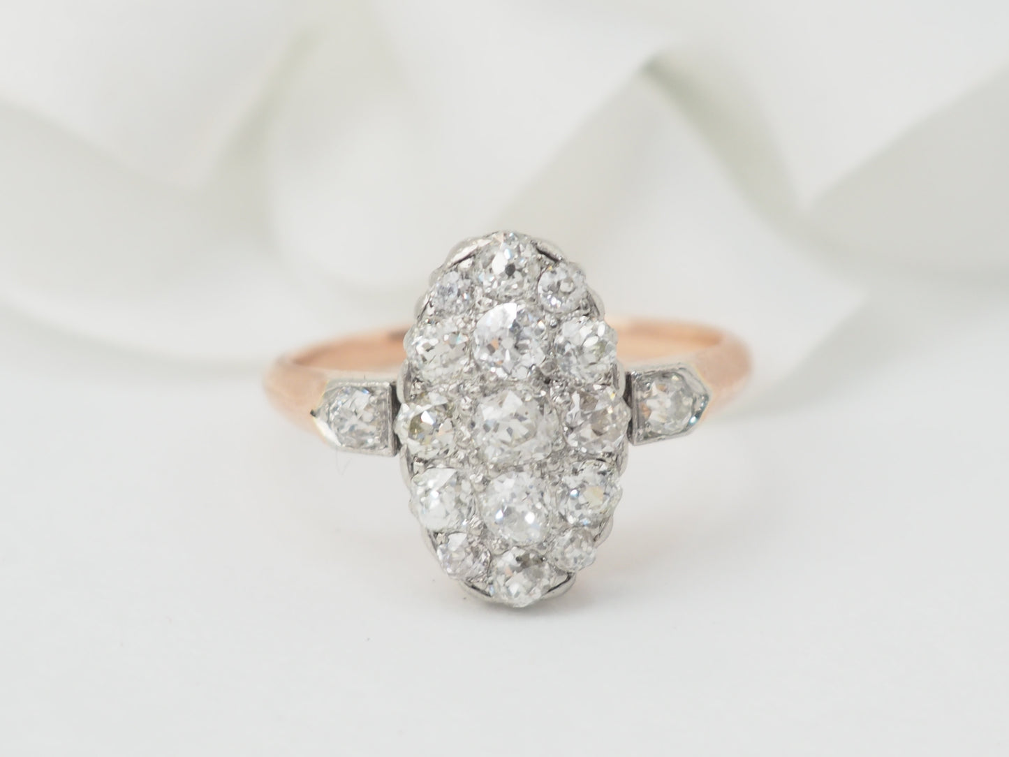 Bague ancienne pavée de diamants en or rose et platine