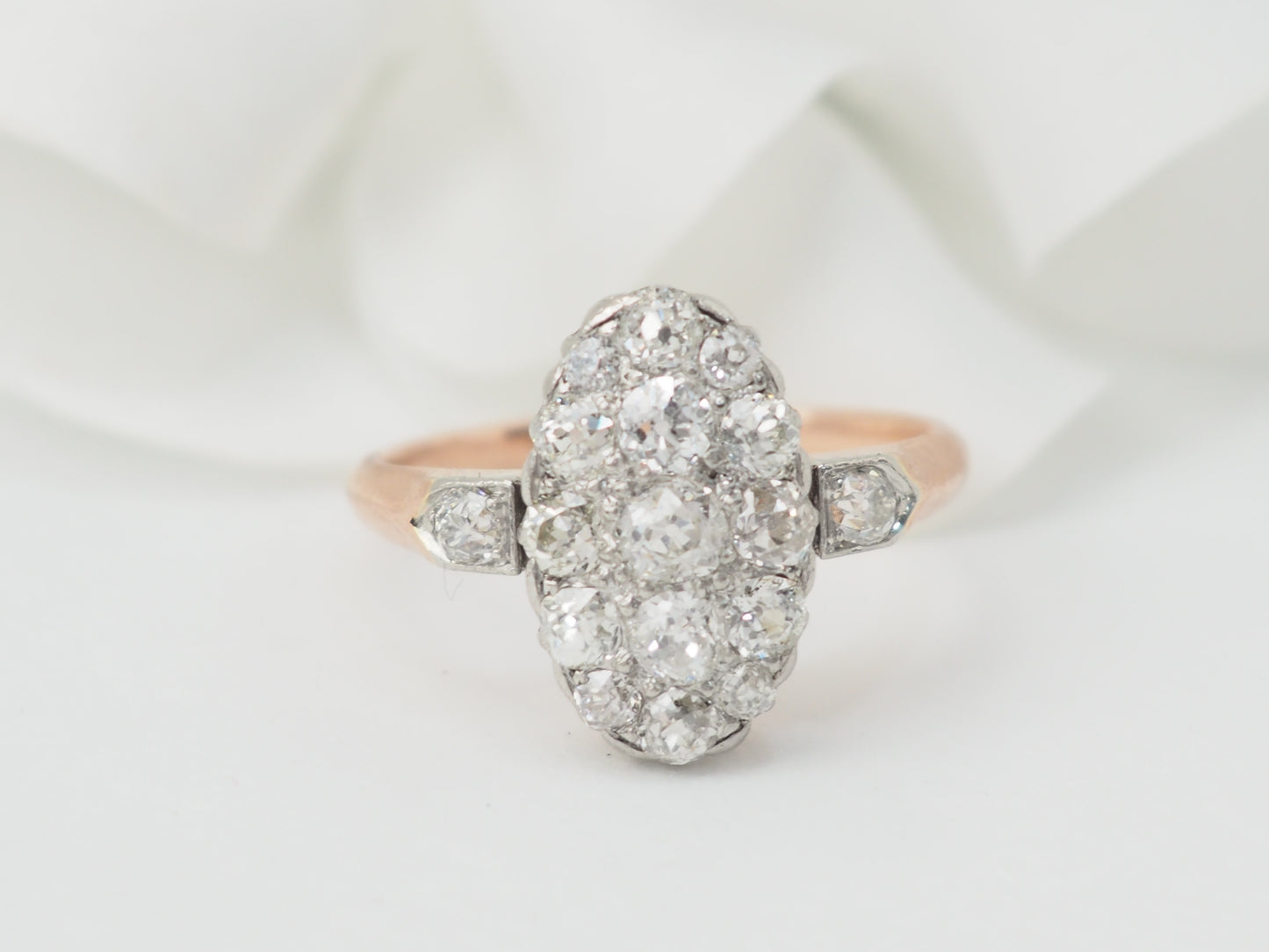 Bague ancienne pavée de diamants en or rose et platine