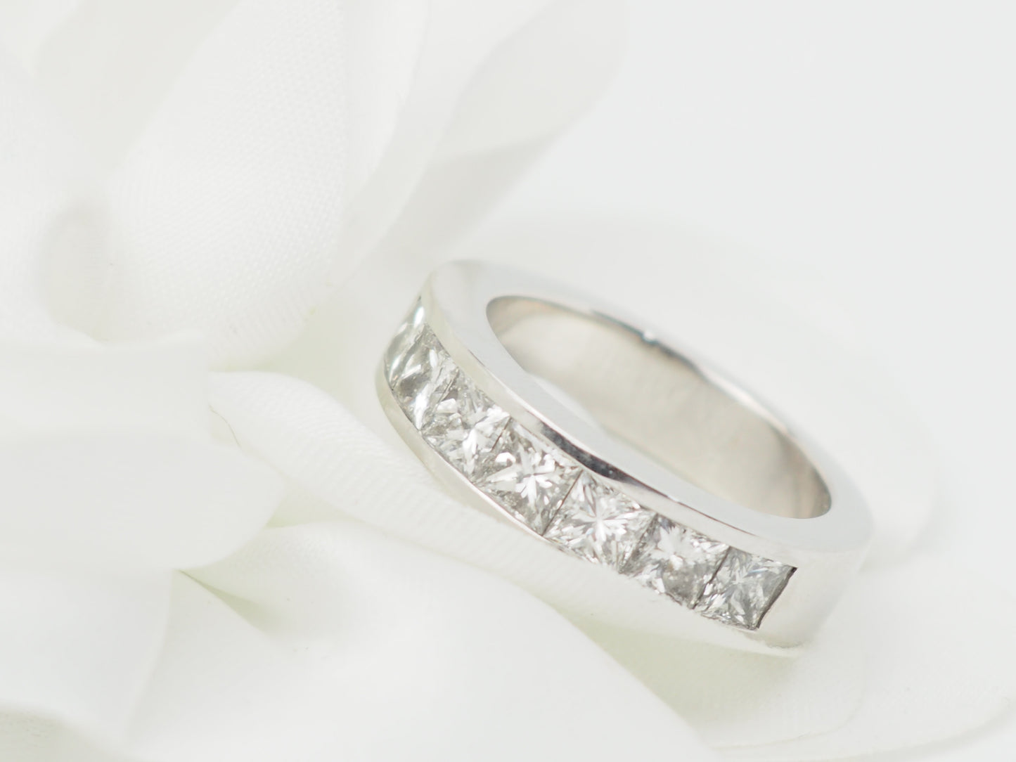 Alliance en or blanc et diamants 1,50ct taille princesse