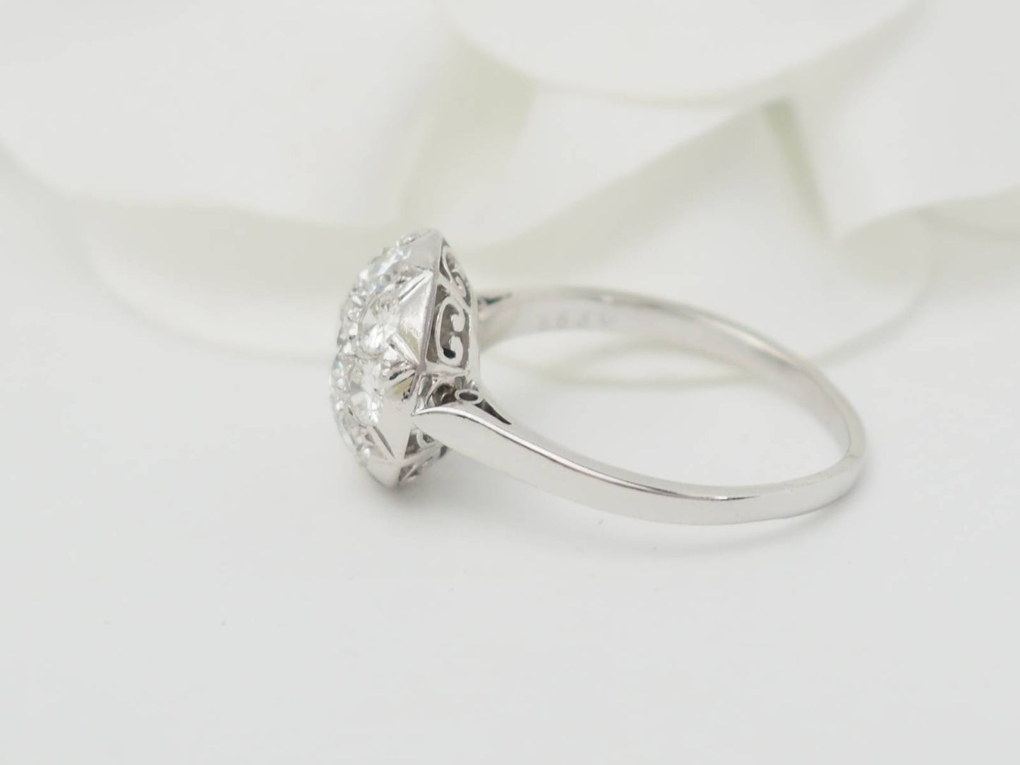 Bague ancienne en platine et diamants