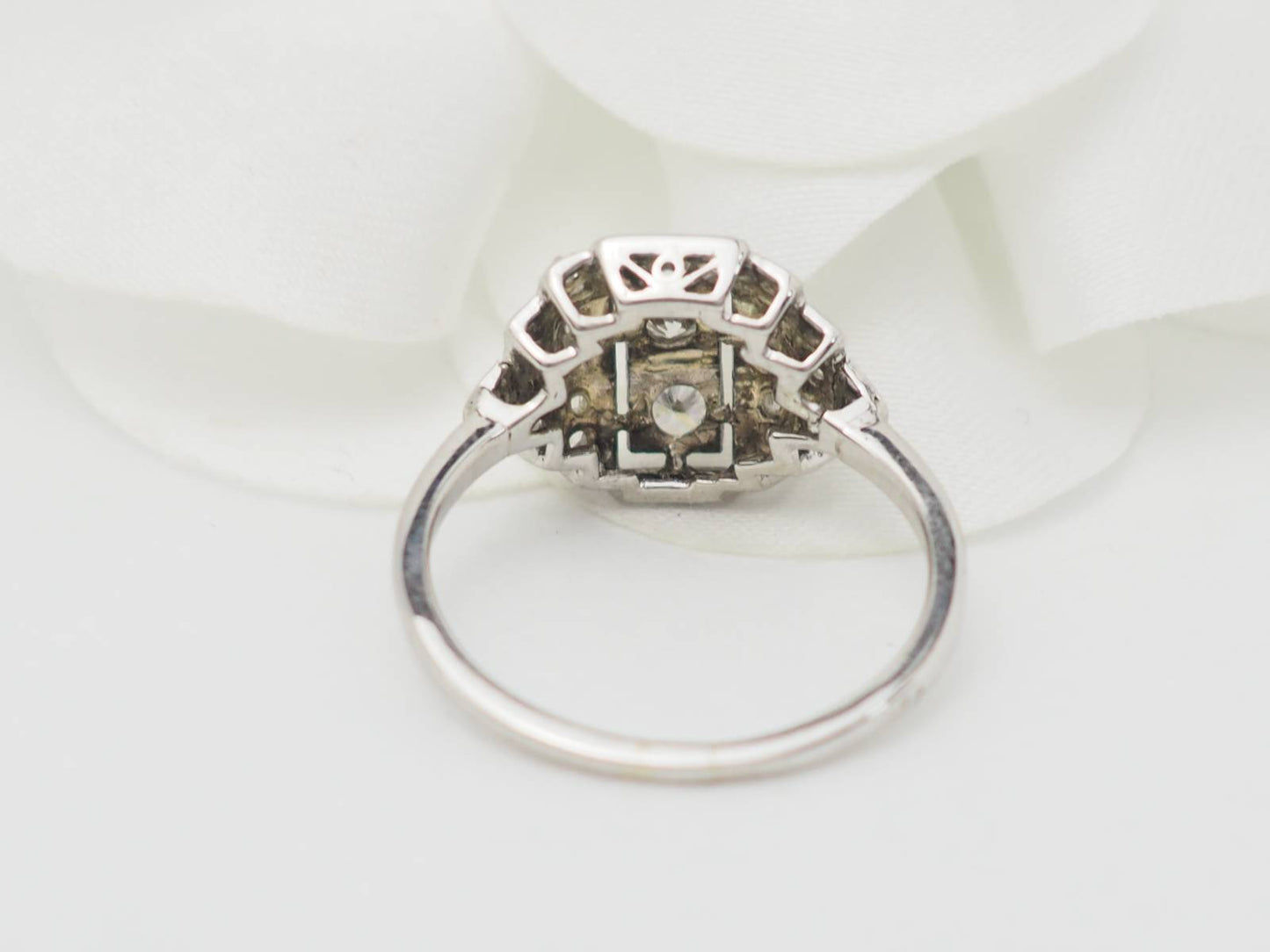 Bague Art Déco en or blanc, platine et diamants