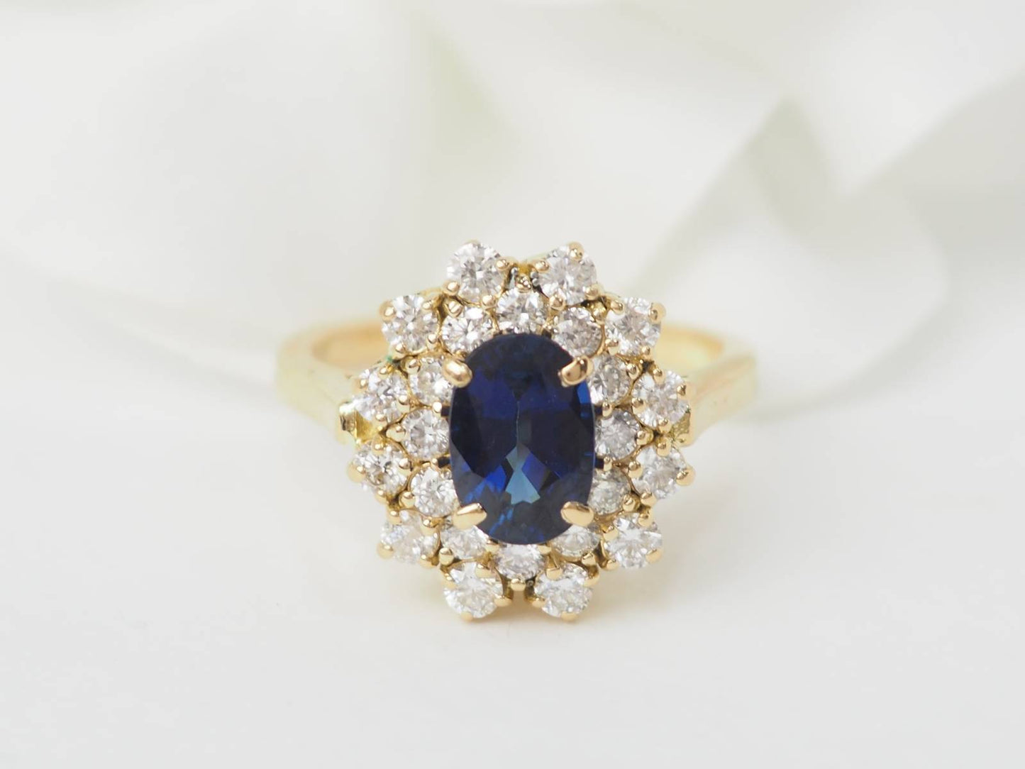 Bague double entourage en or jaune, saphir et diamants
