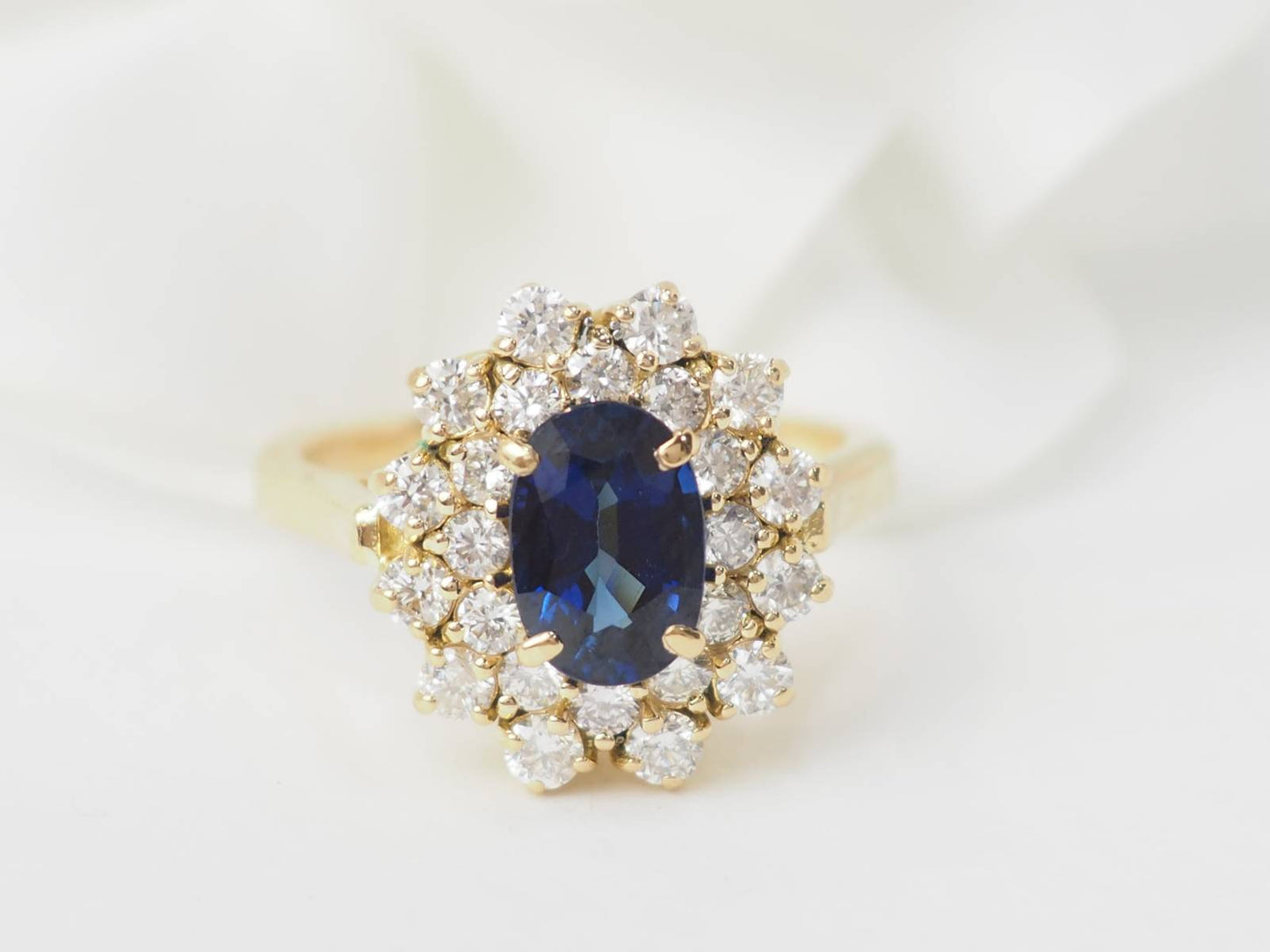 Bague entourage en or jaune, saphir et diamants