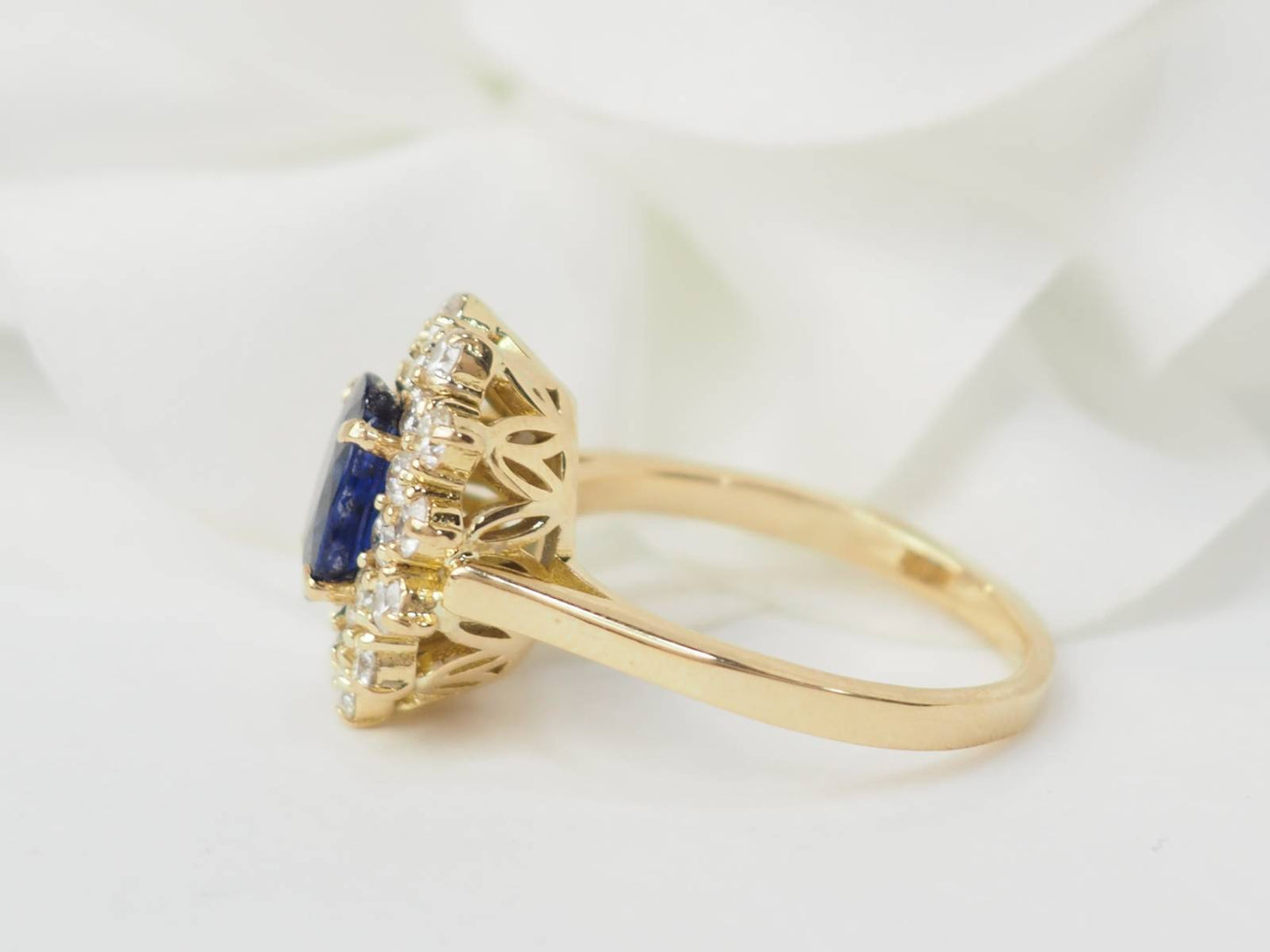 Bague double entourage en or jaune, saphir et diamants