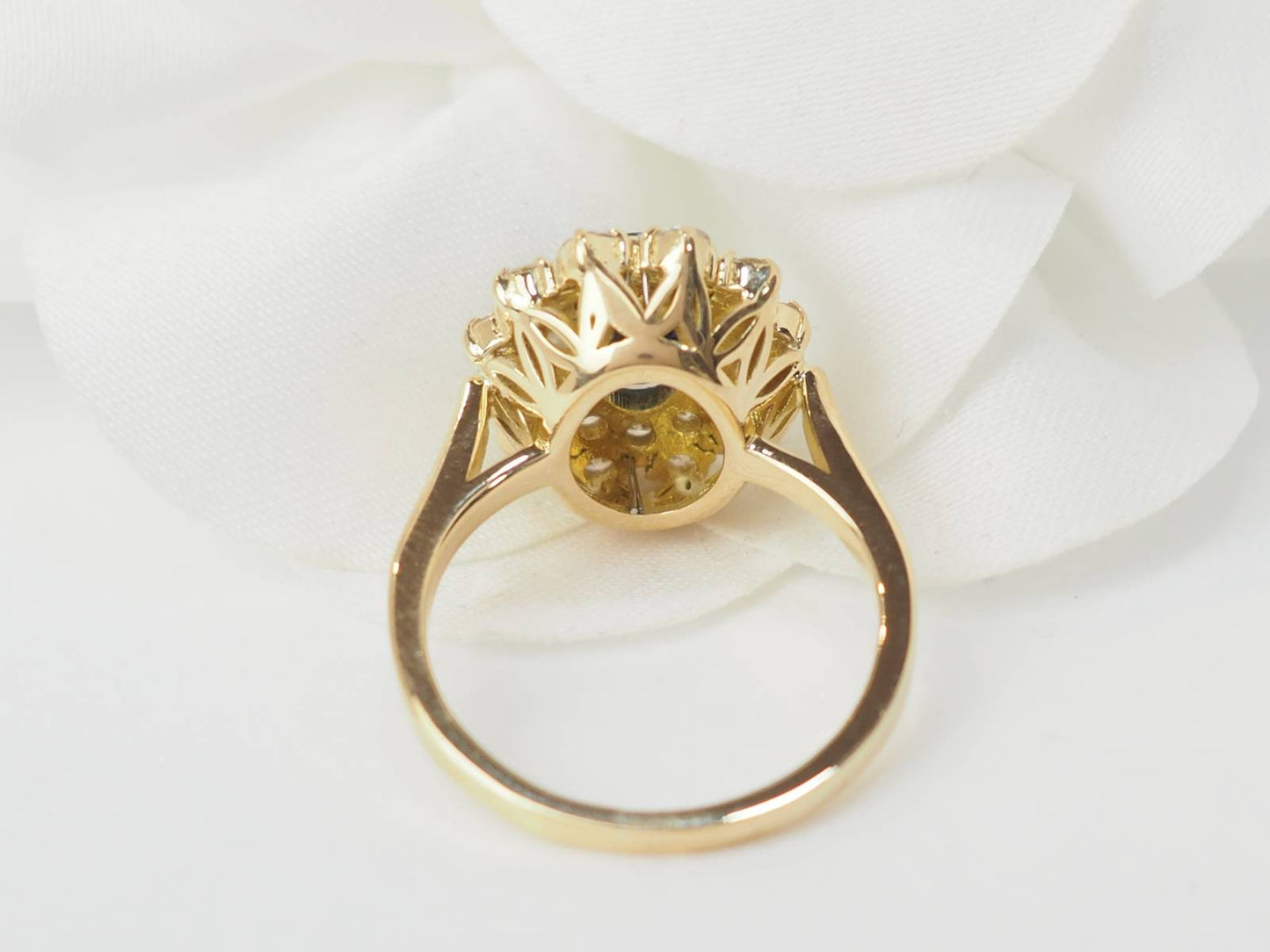 Bague double entourage en or jaune, saphir et diamants