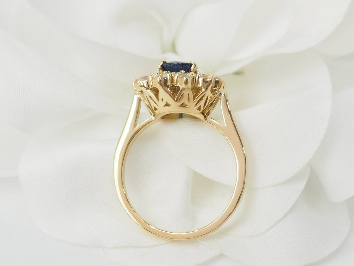 Bague double entourage en or jaune, saphir et diamants
