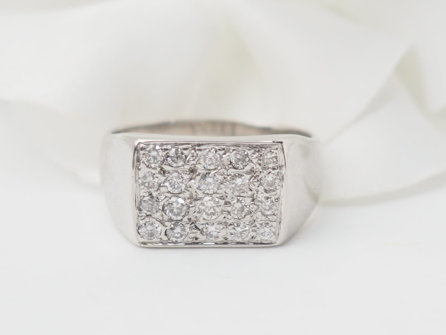 Bague chevalière en or blanc et diamants