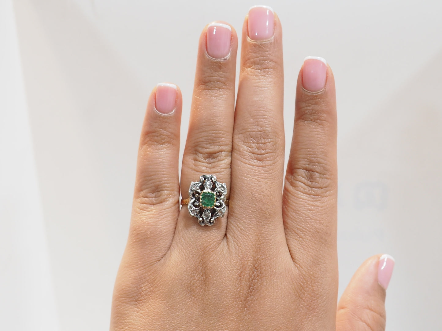 Bague ancienne en or jaune, émeraude et roses