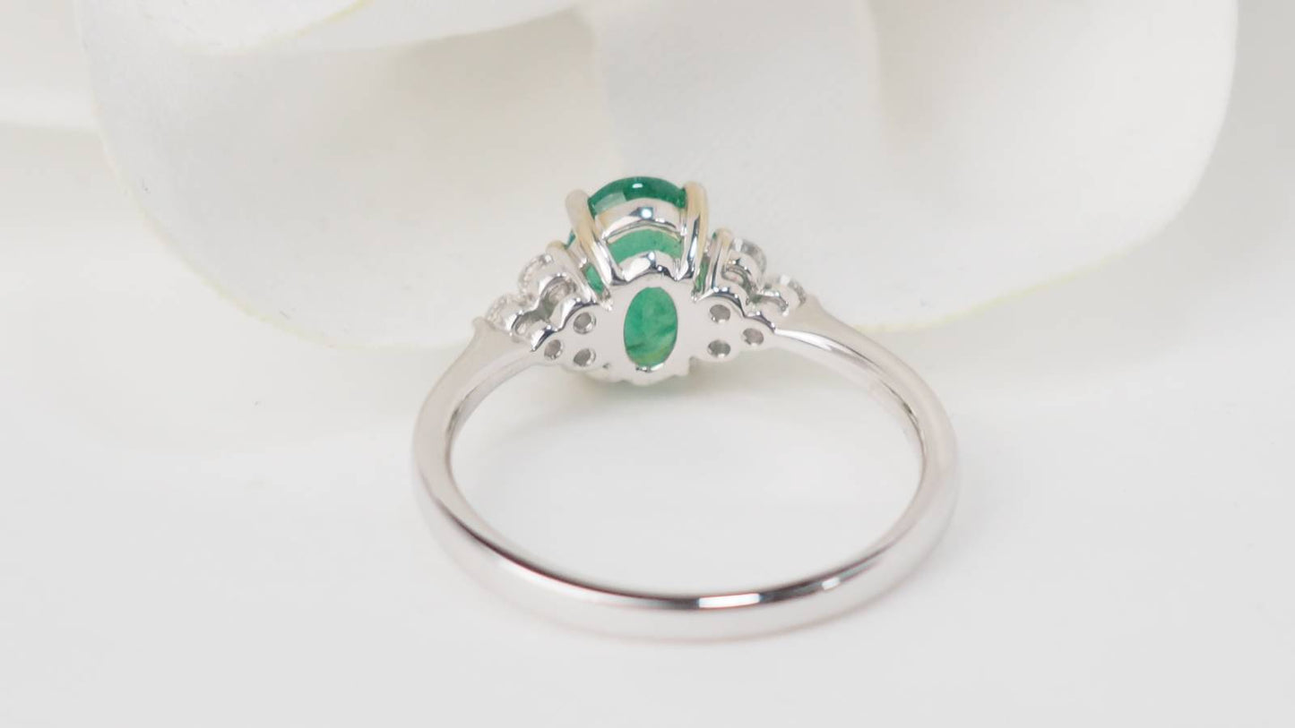 Bague en or blanc, émeraude ovale et diamants