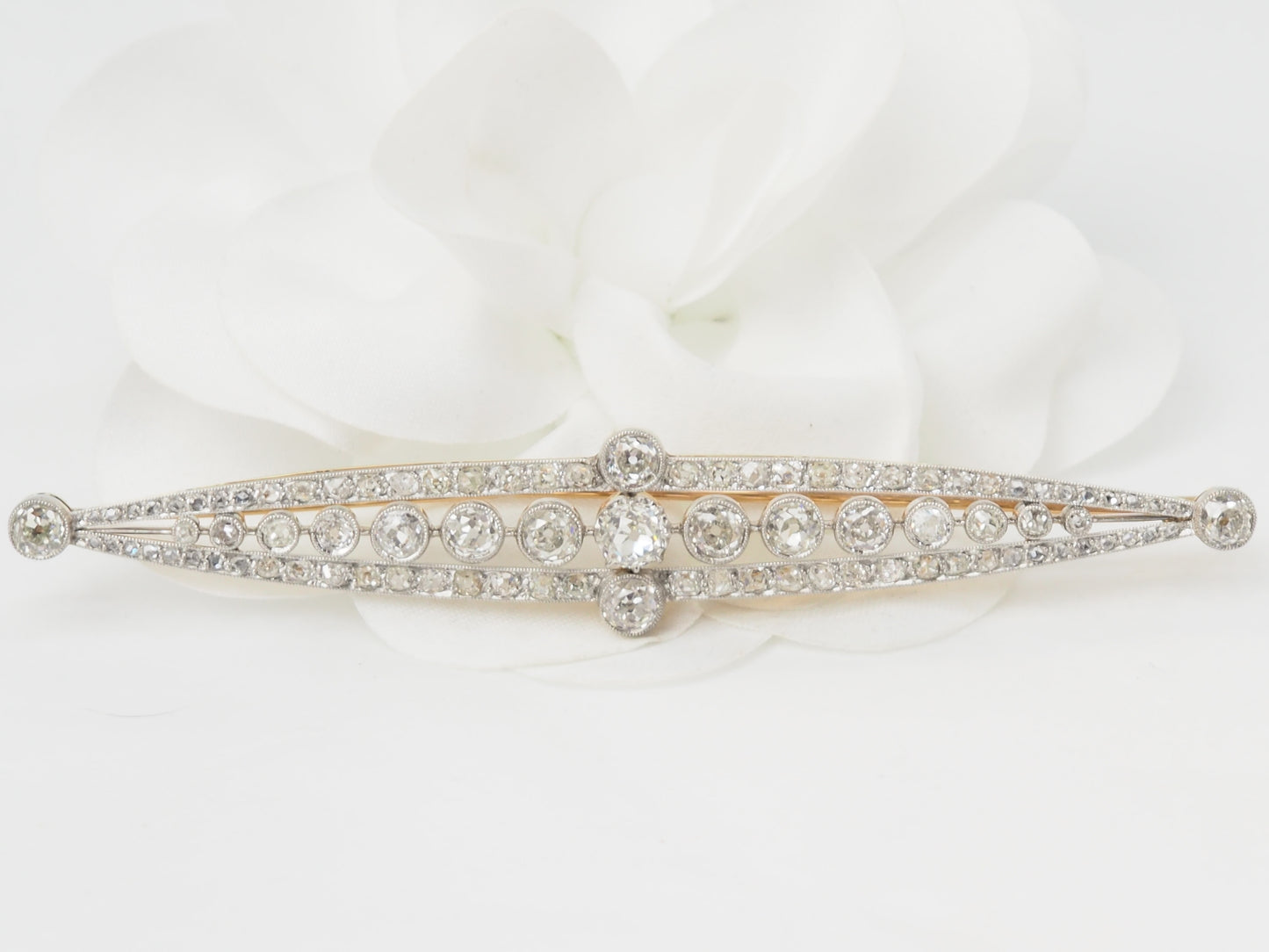 Importante broche Art Déco en or jaune platine et diamants