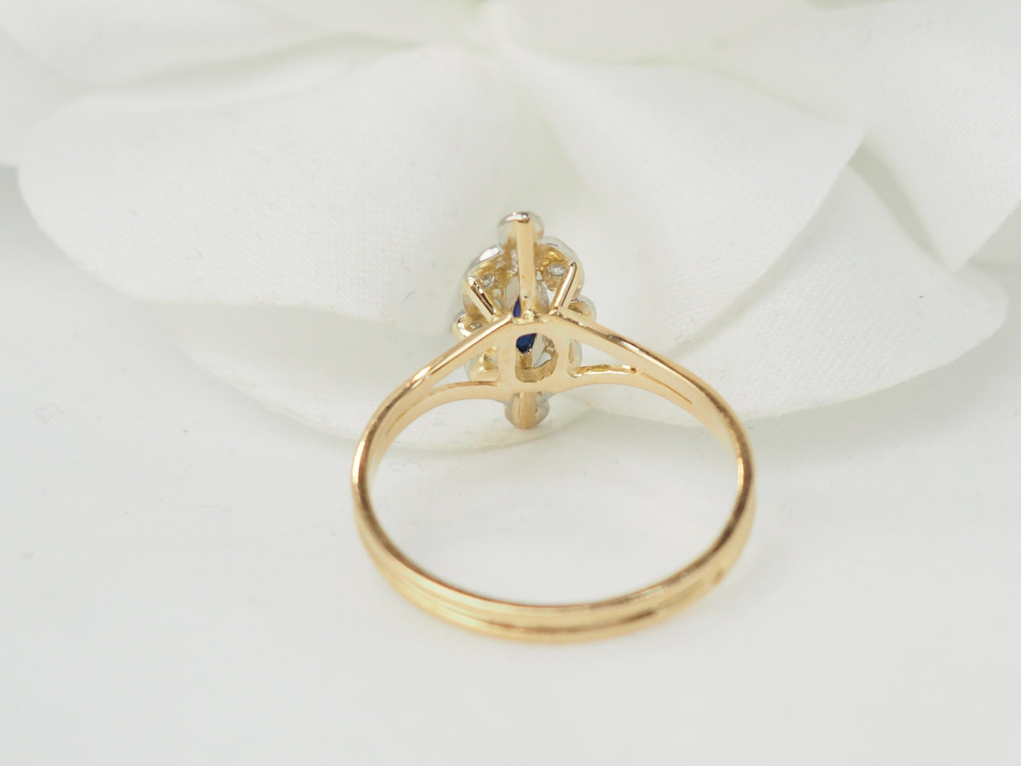 Bague marquise en or jaune, saphir et diamants