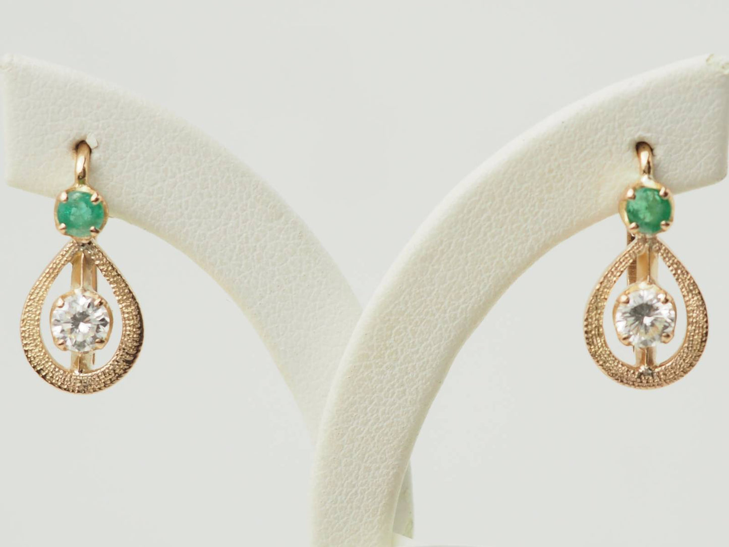 Boucles d'oreilles en or jaune, émeraudes et diamants