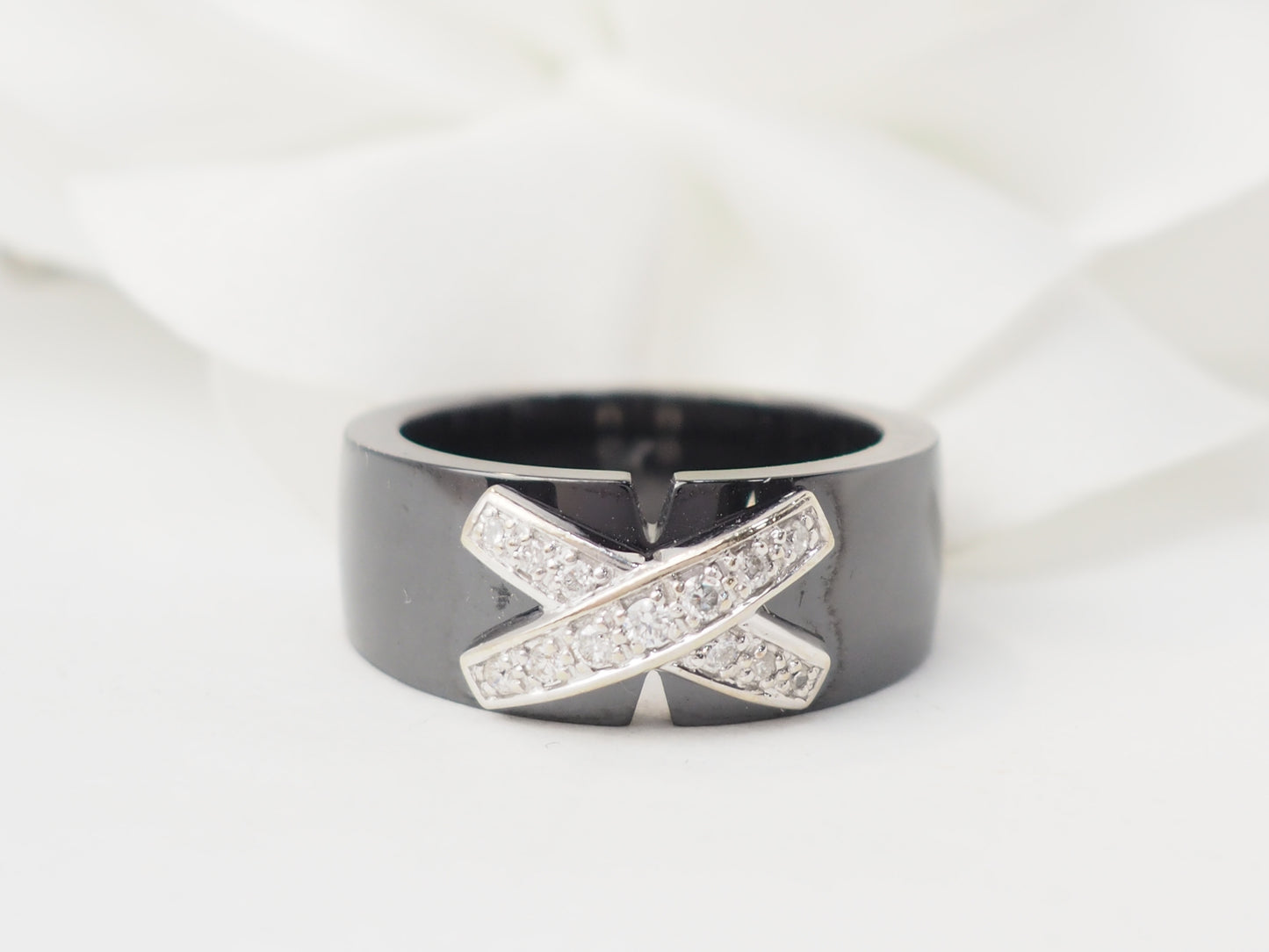 Bague en or blanc et céramique