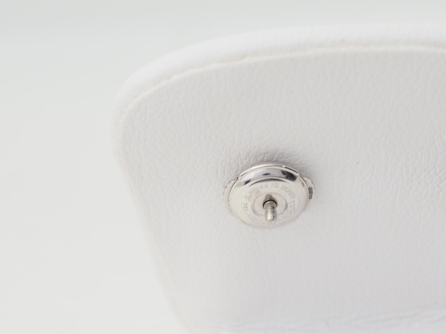 Paire de dormeuses anciennes en or blanc et diamants