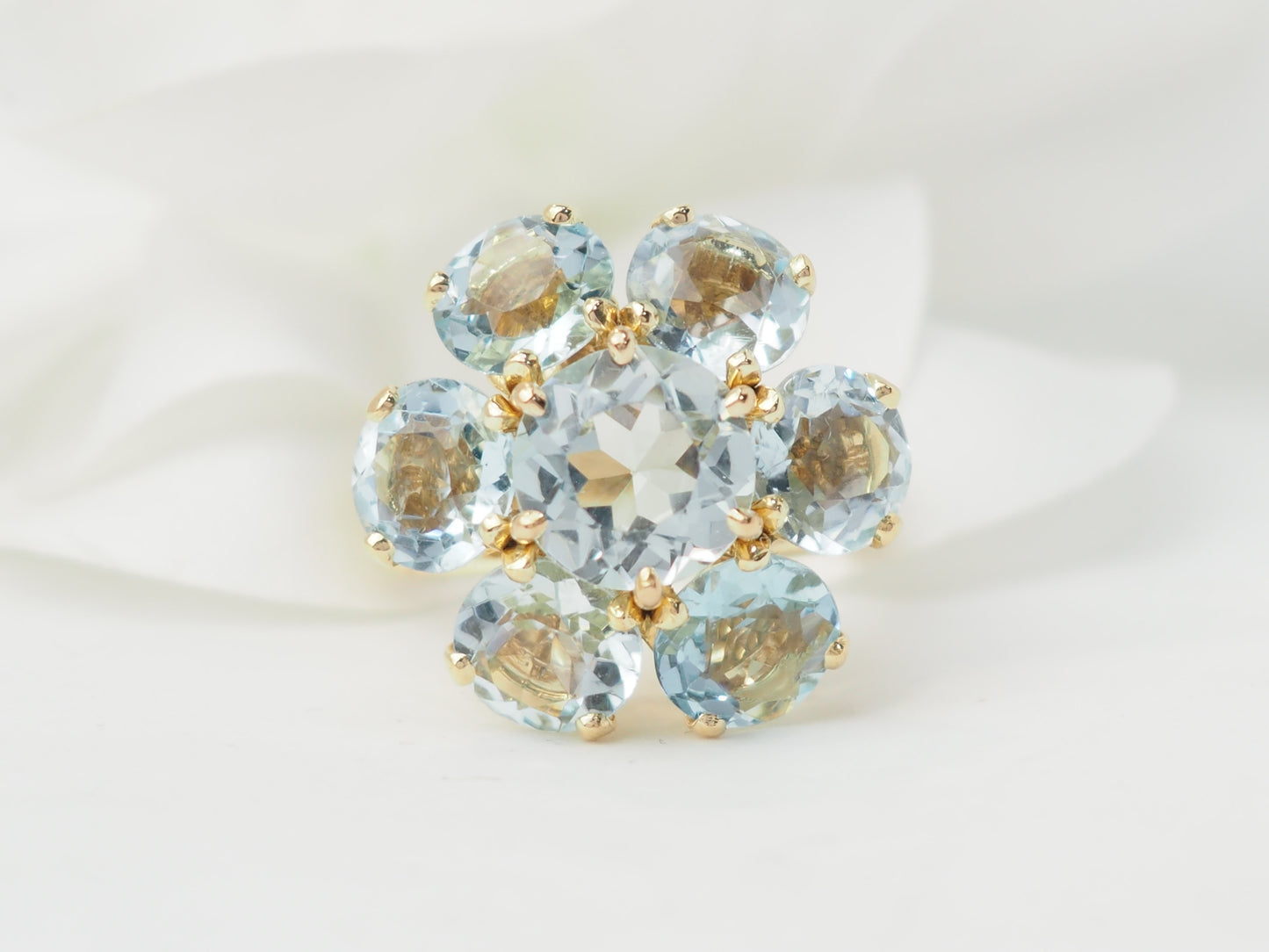 Bague fleur en or jaune et aigues marines