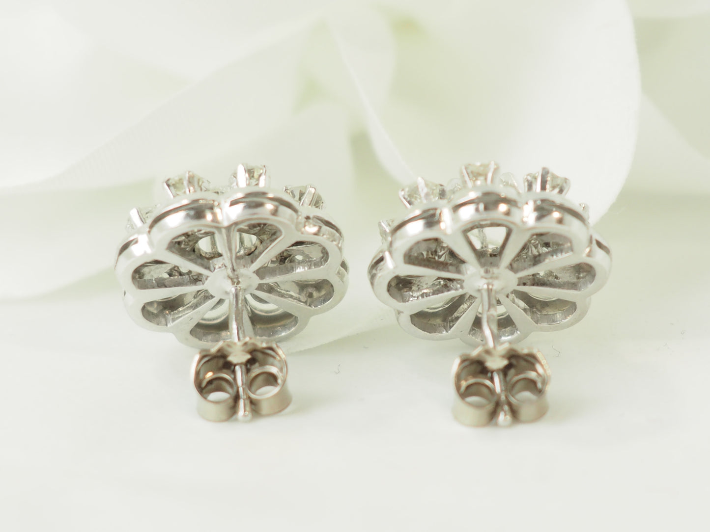 Boucles d'oreilles marguerites en or blanc et diamants