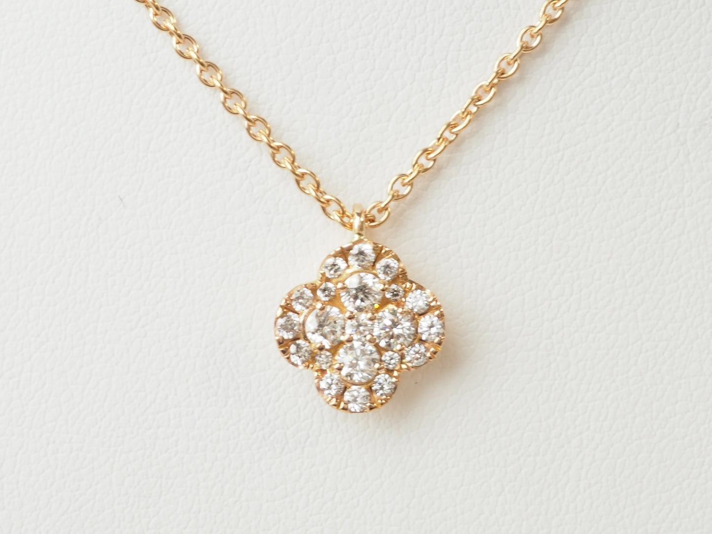 Collier trèfle en or rose et diamants