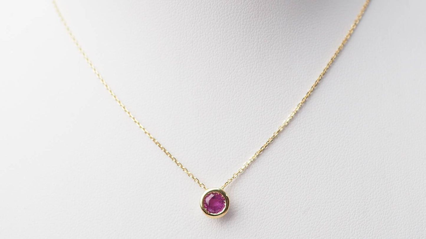 Collier solitaire en rubis