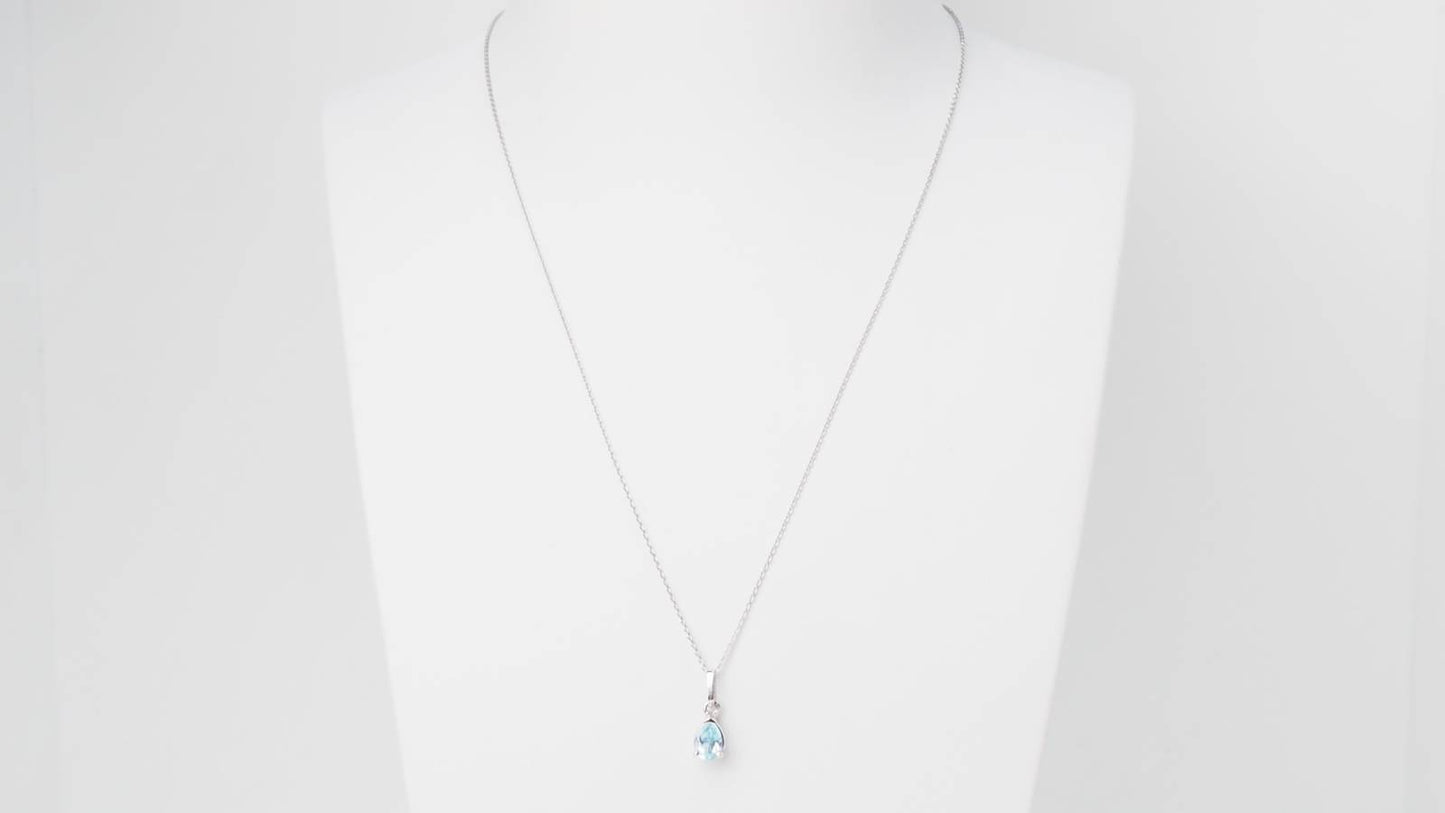 Collier solitaire en topaze bleue