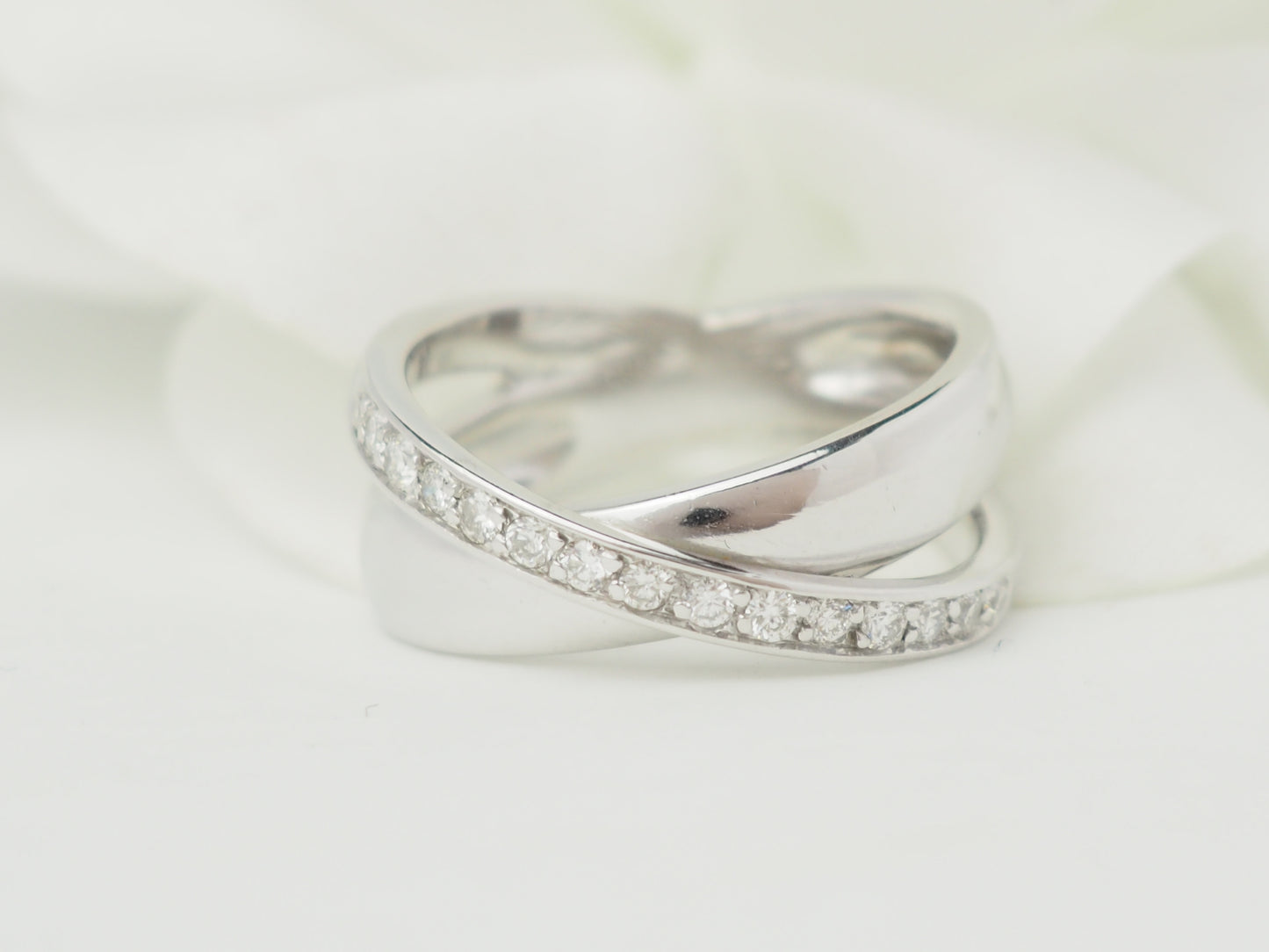 Bague croisée en or blanc et diamants