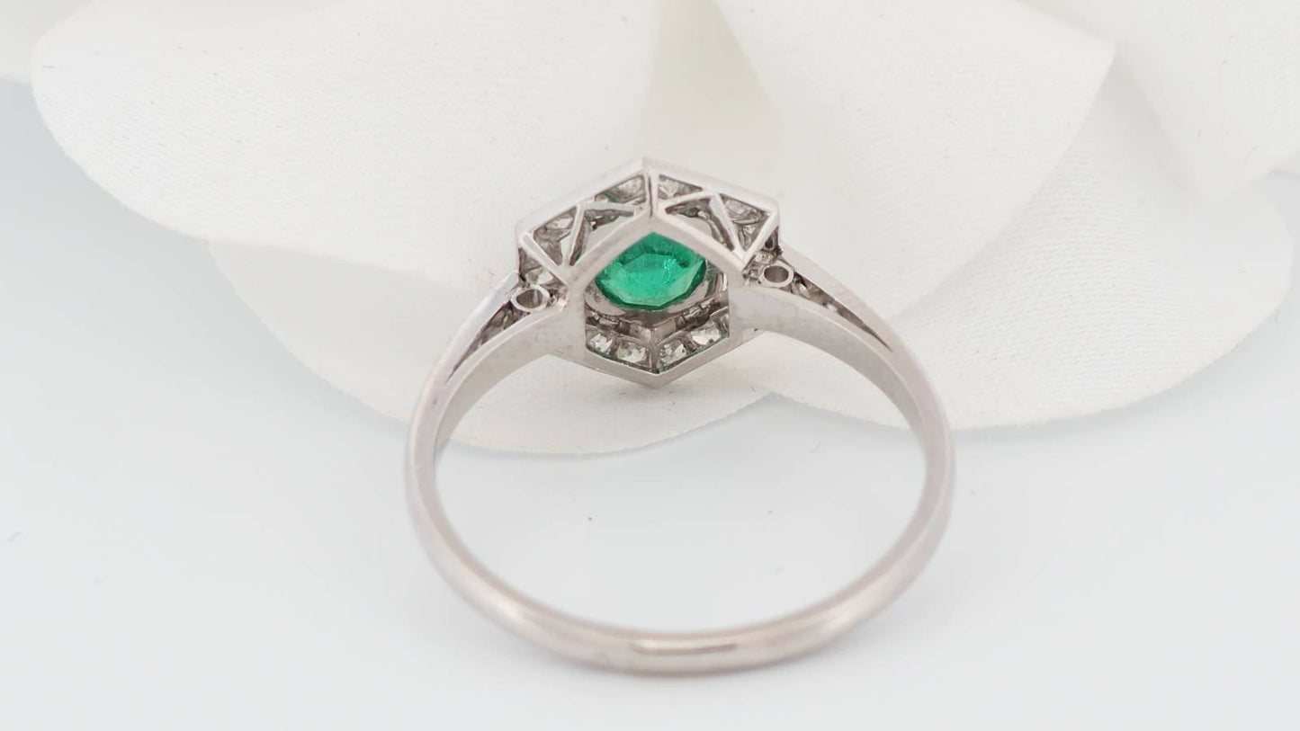 Bague hexagonale en platine, émeraude et diamants