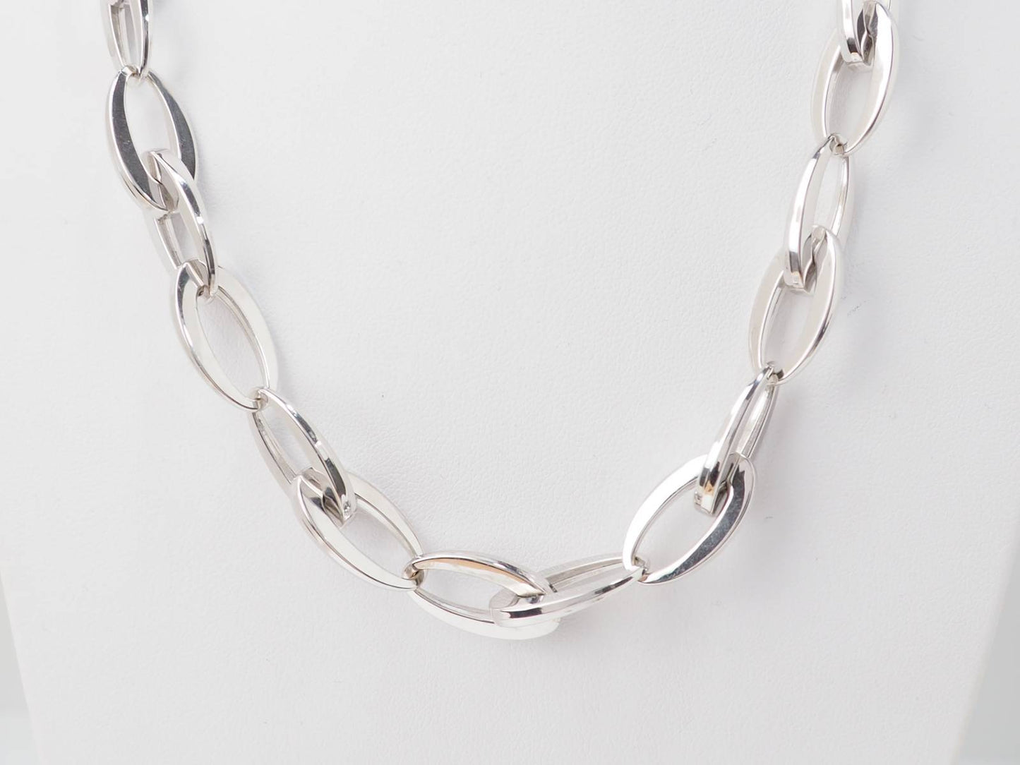 Collier maille ovale en or blanc