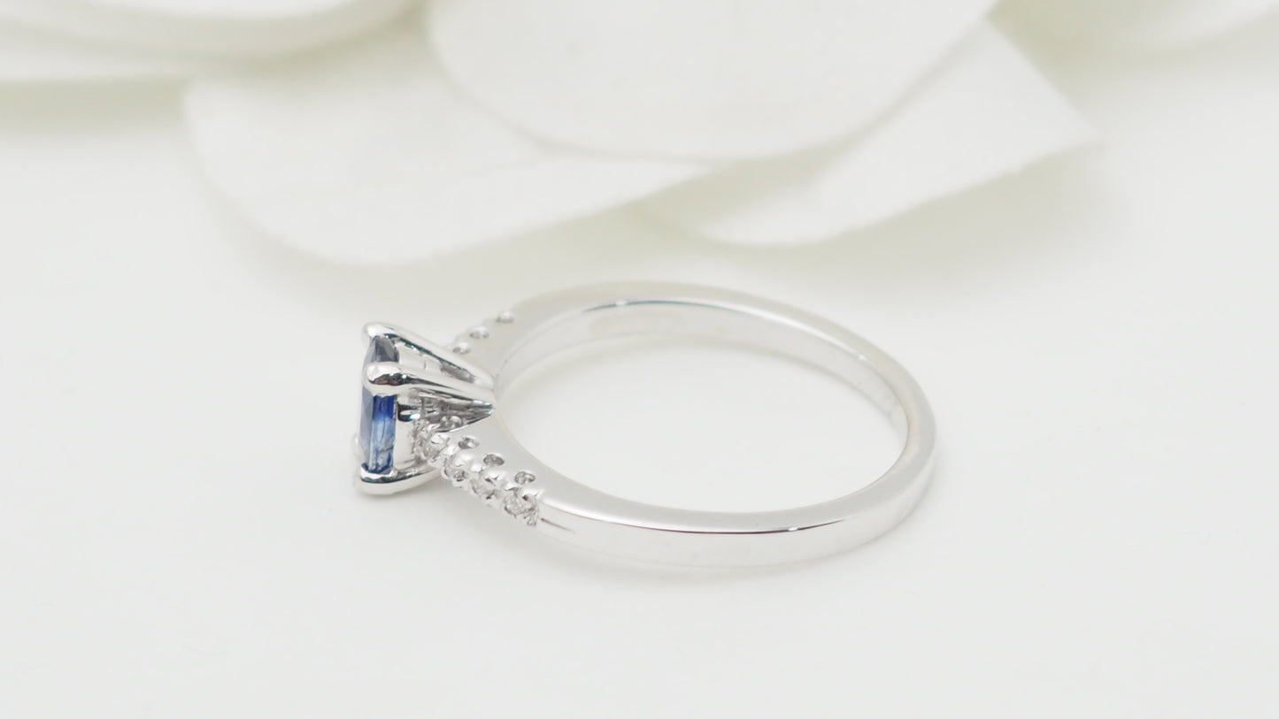 Bague solitaire en or blanc, saphir et diamants
