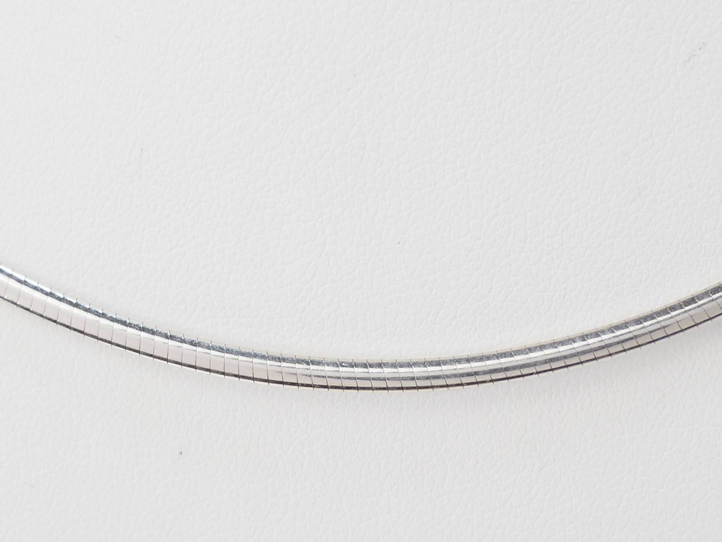 Collier Oméga en or blanc