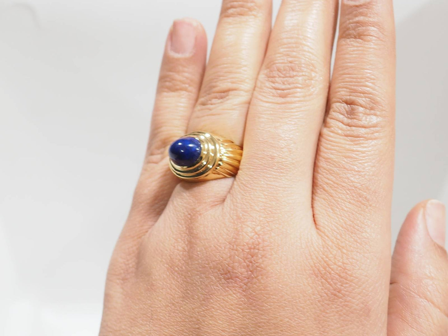 Bague godronnée en or jaune et cabochon Lapis Lazuli