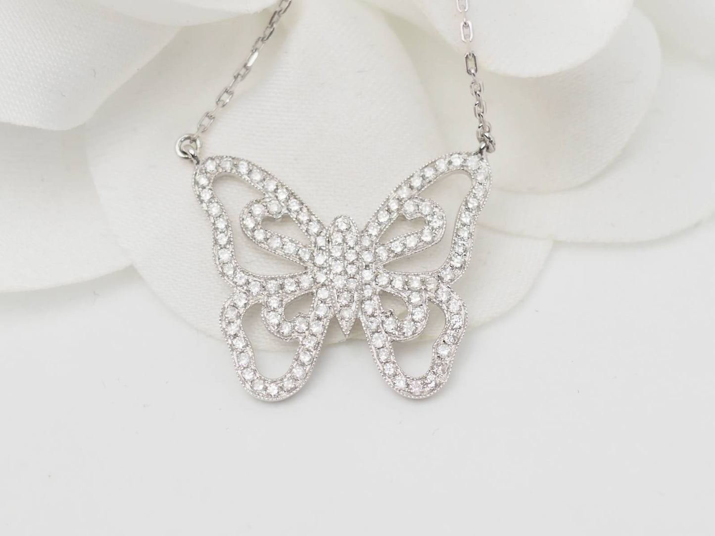 Collier pendentif papillon en or blanc et diamants