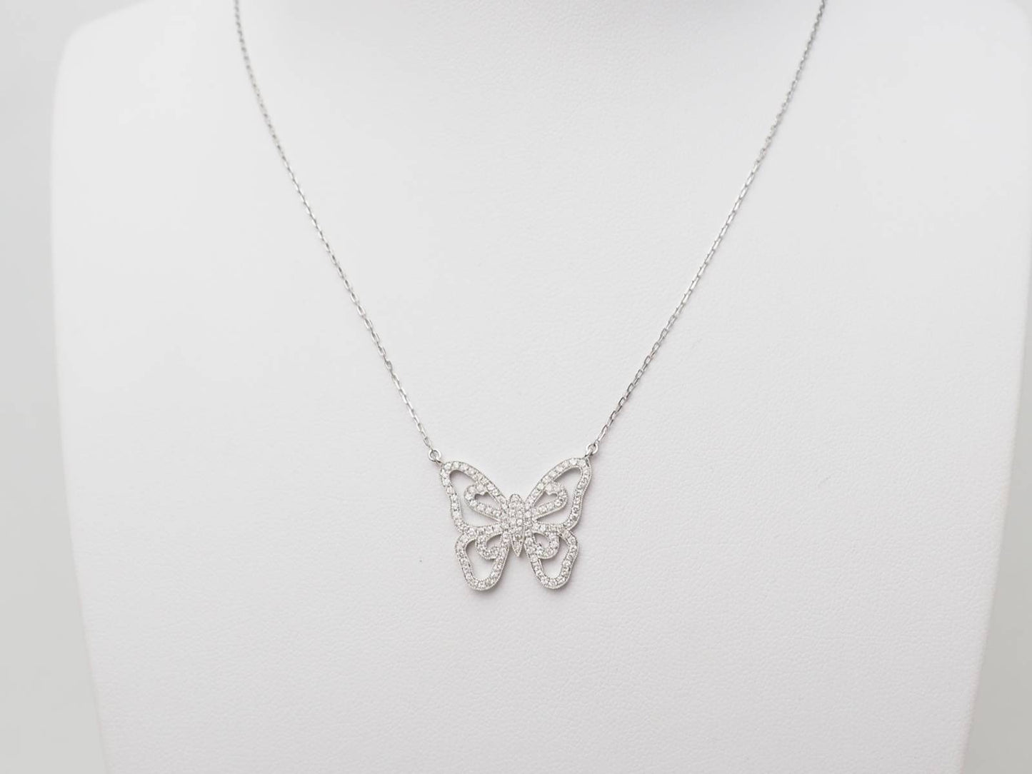 Collier pendentif papillon en or blanc et diamants