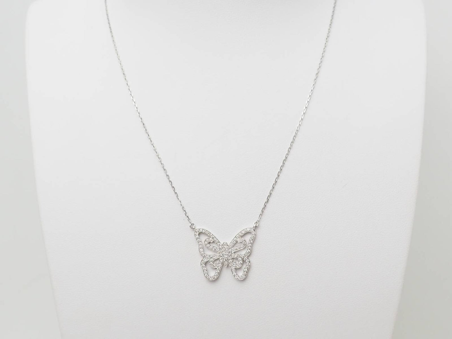 Collier pendentif papillon en or blanc et diamants