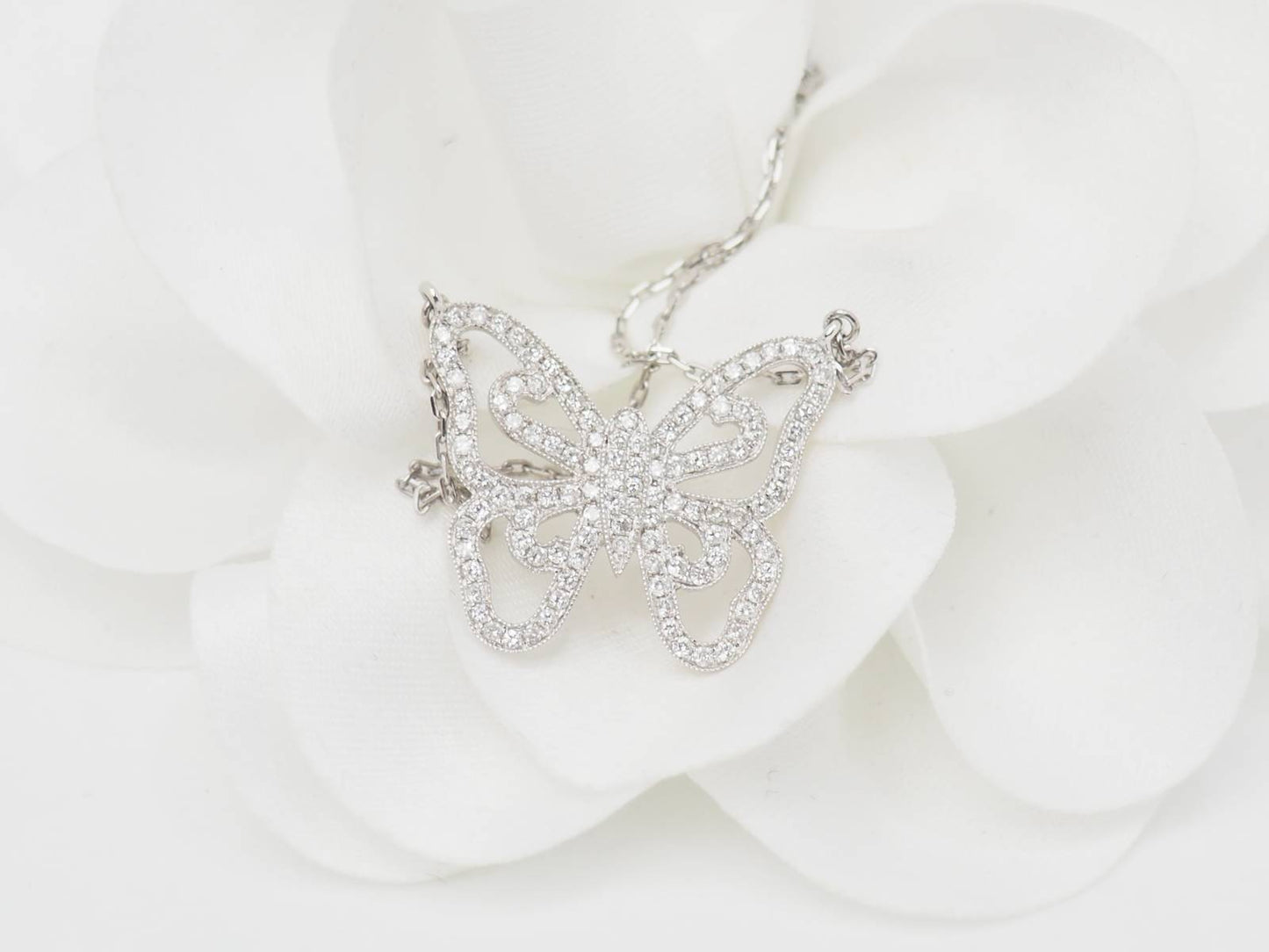 Collier pendentif papillon en or blanc et diamants