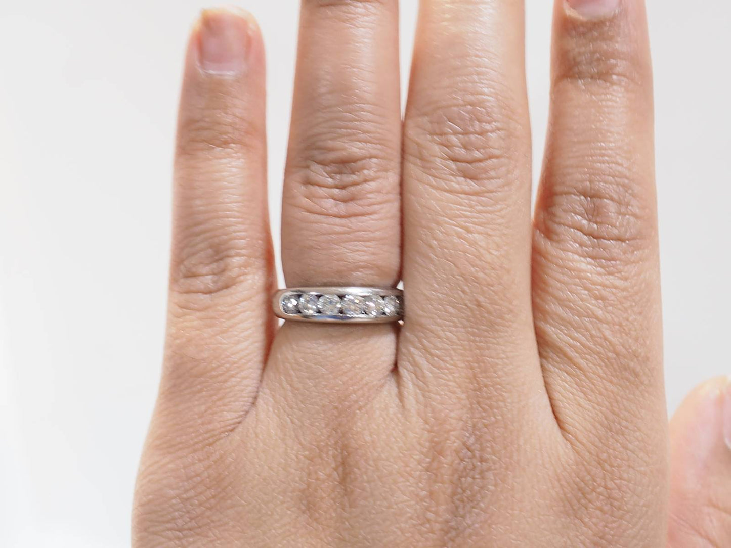 Demi alliance en or blanc et diamants 1.05ct