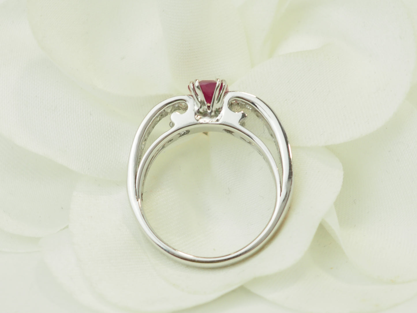 Bague en or blanc, rubis 1,30ct et diamants 0,74ct